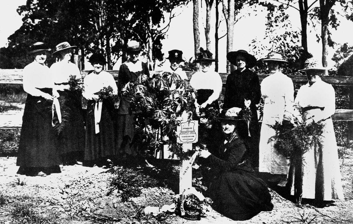 Women gathered around a grave in Yeronga Park during World War One