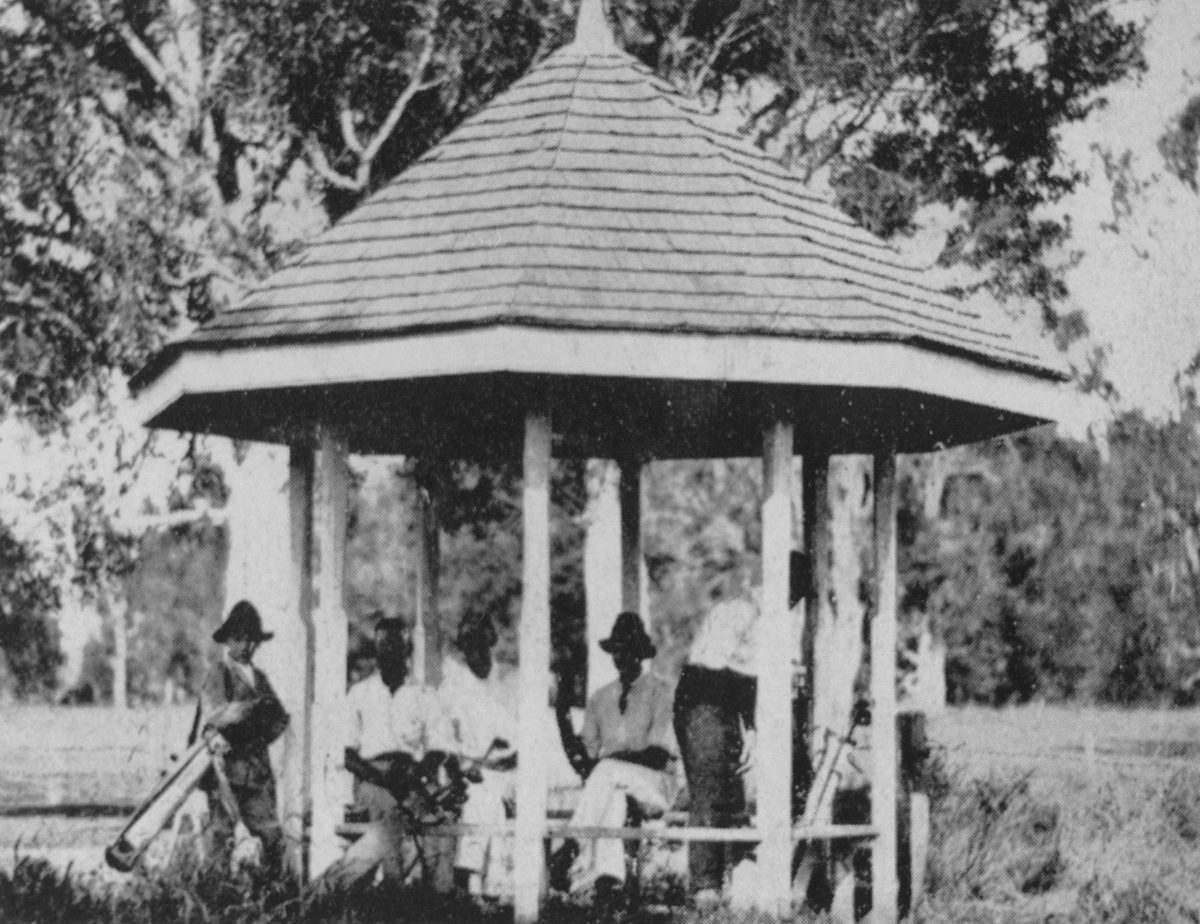 Golfers waiting their turn to tee off at Yeerongpilly, Brisbane, 1922