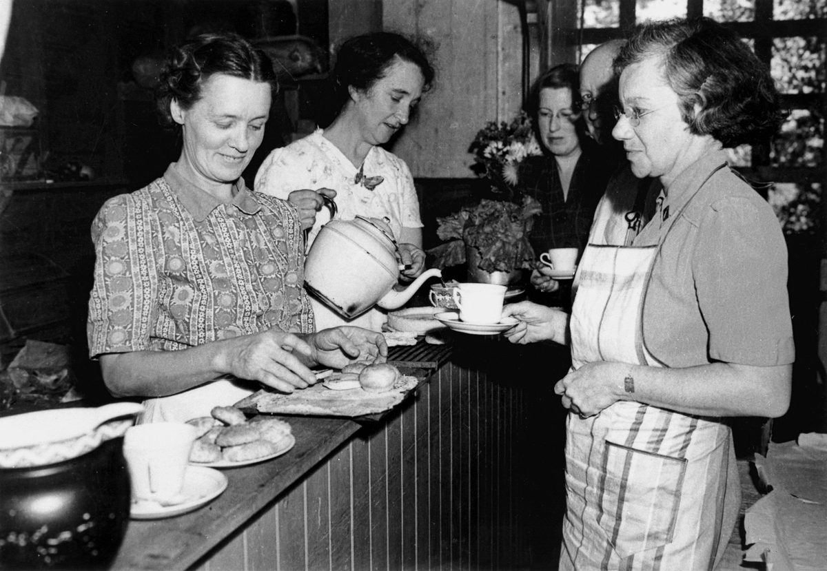 Serving tea at the community kitchen at Bardon, Brisbane, October 1942