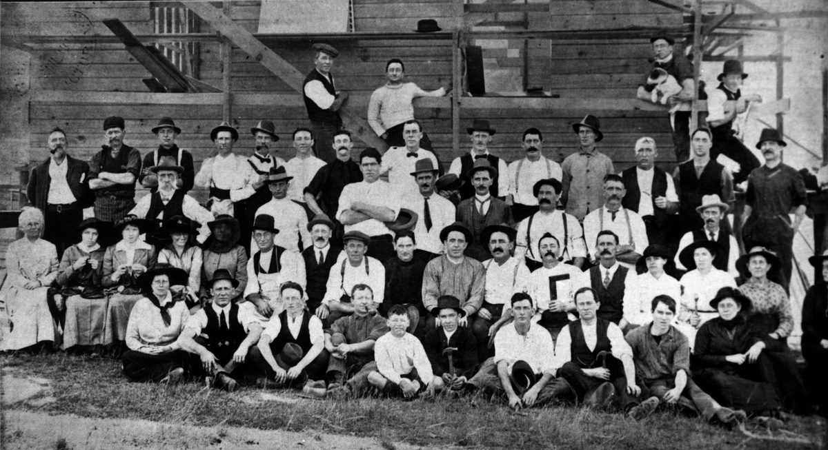 Anzac workers involved in building cottages for returned soldiers at Enoggera, 1917