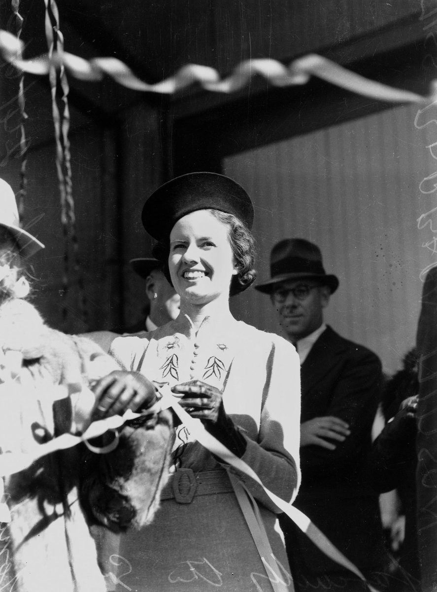 Miss Barbara Midson farewelling the Gow family, 1939