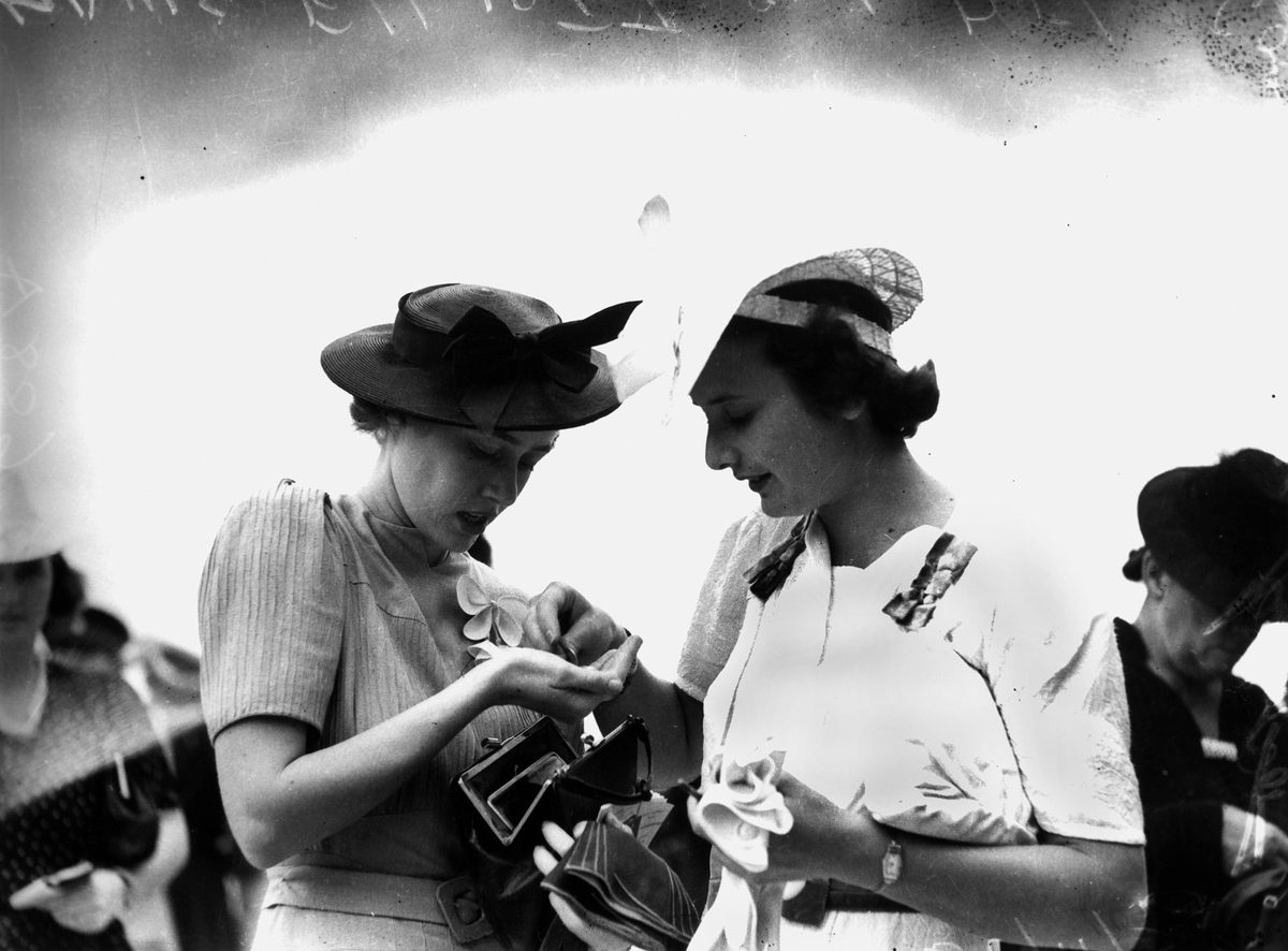 Mavis Elliott and Del Good count out their winnings at the Doomben Races in Brisbane, 1939