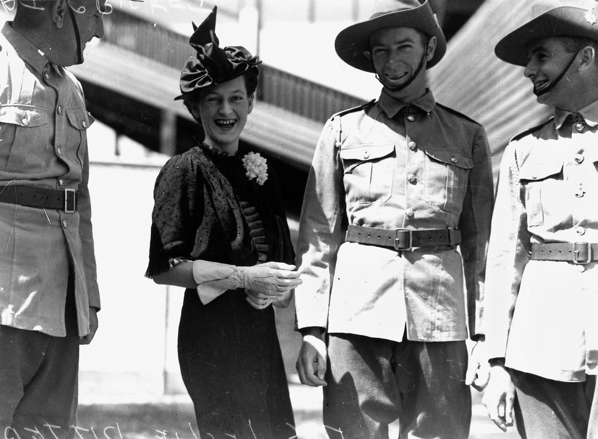 Leslie Pitter and Eric Cox at a cricket match in Brisbane, 1939