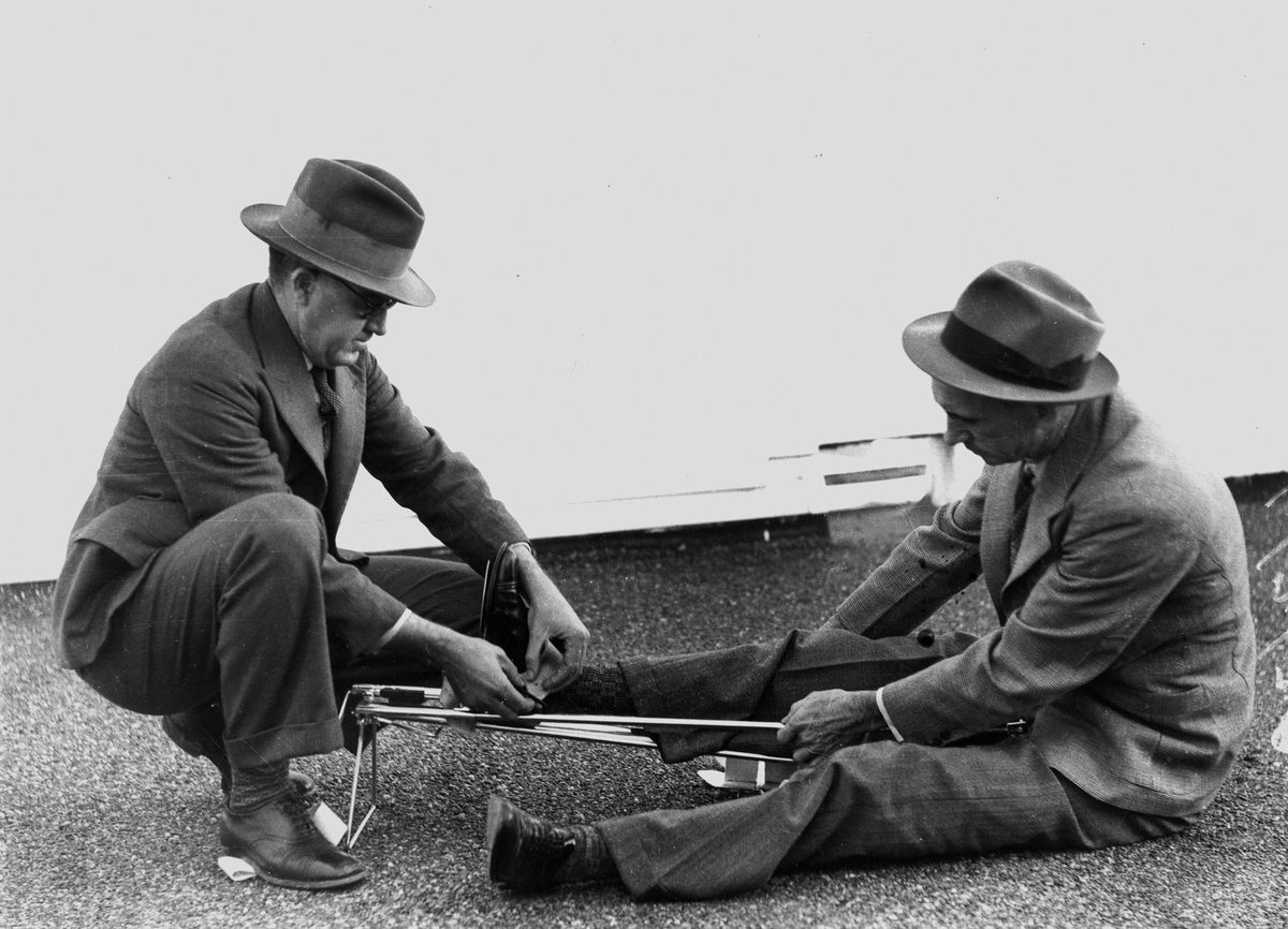 Edward Acre demonstrating the new splint which he invented, 1939