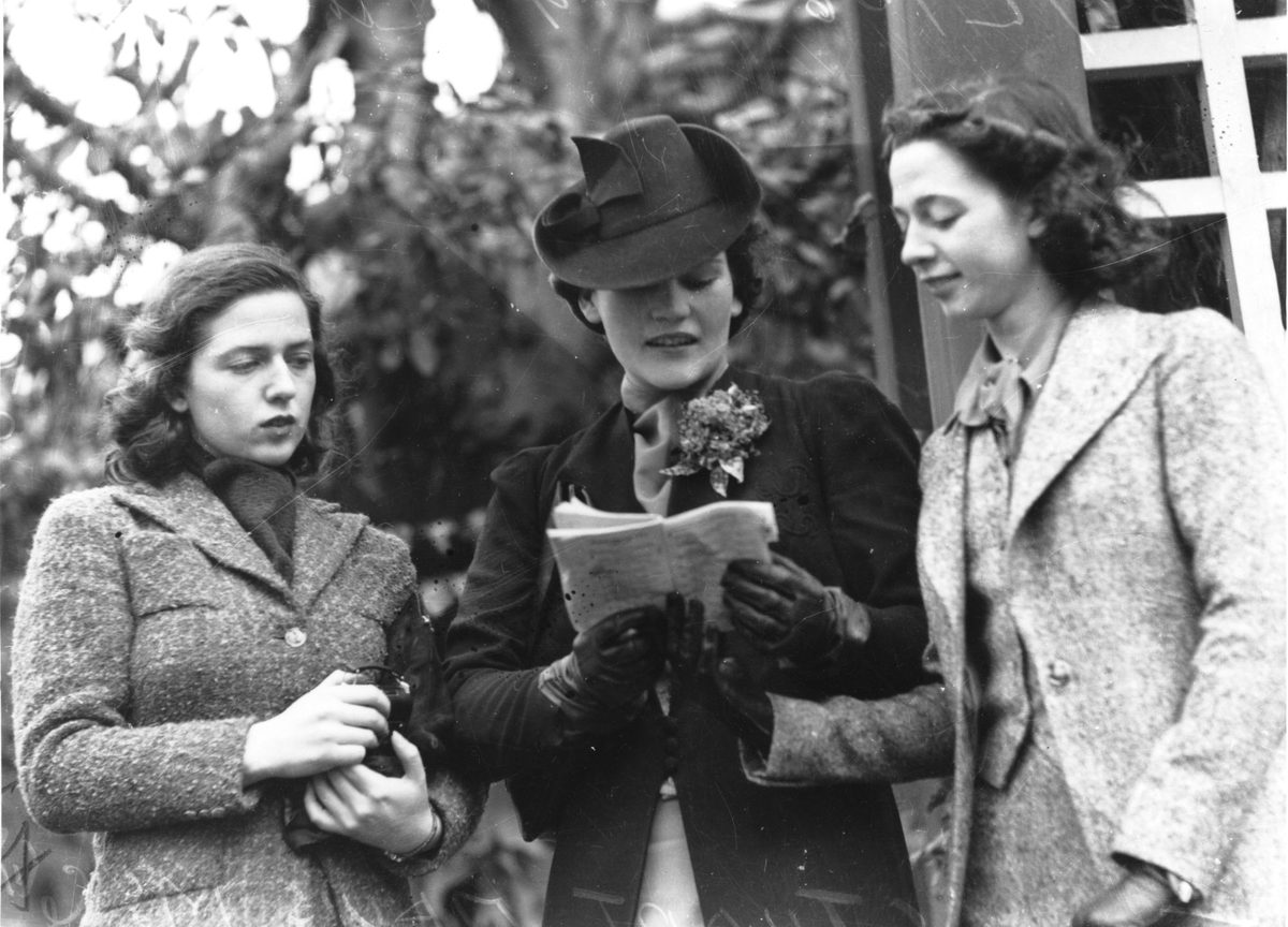 Jean Stuart, Mavis McGeorge and Marjorie Stuart, at Ascot races, Brisbane, 1939