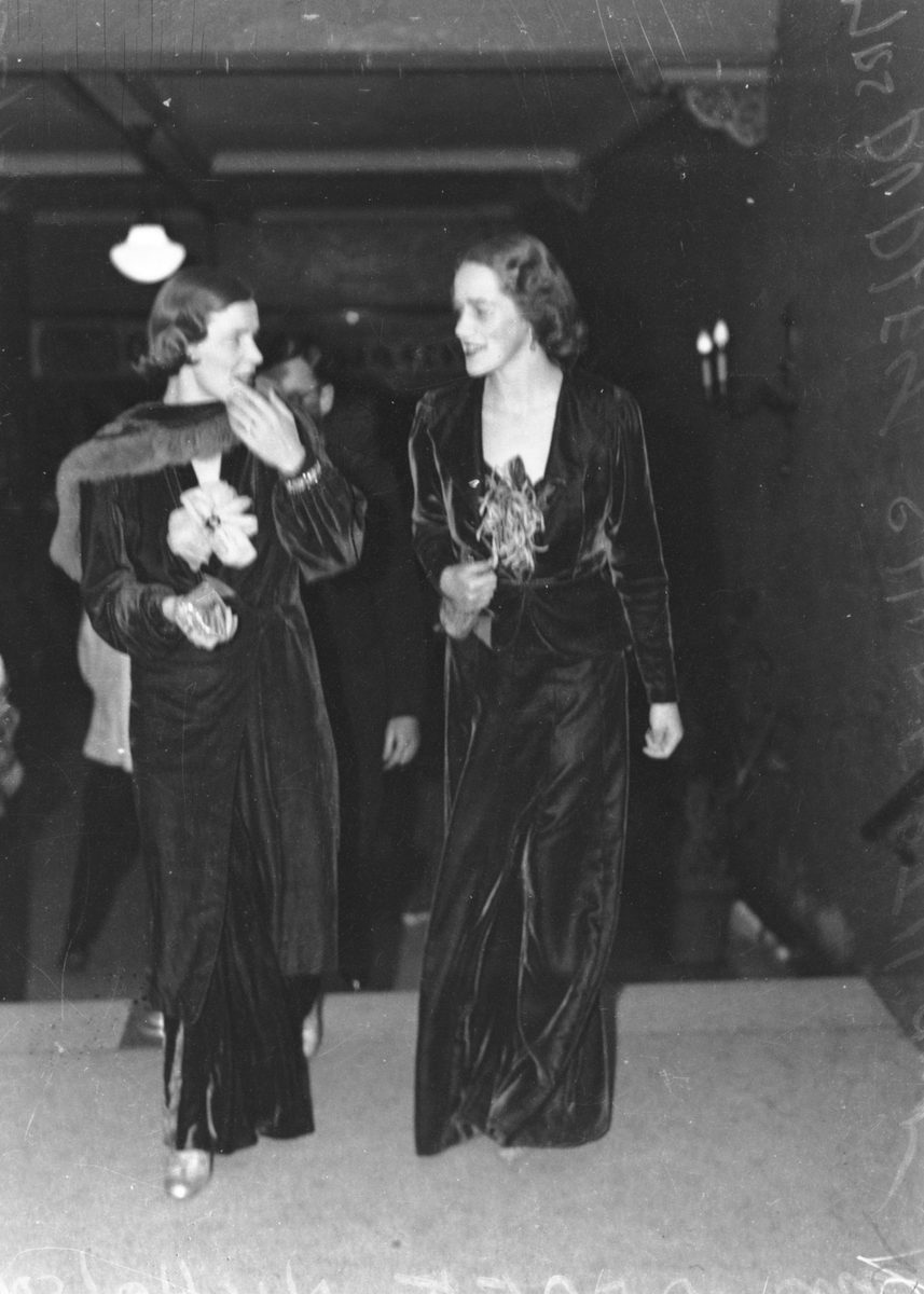 Mrs. Dudley Shadforth and Mrs. Derek Nicholson attending the theatre, Brisbane, 1938