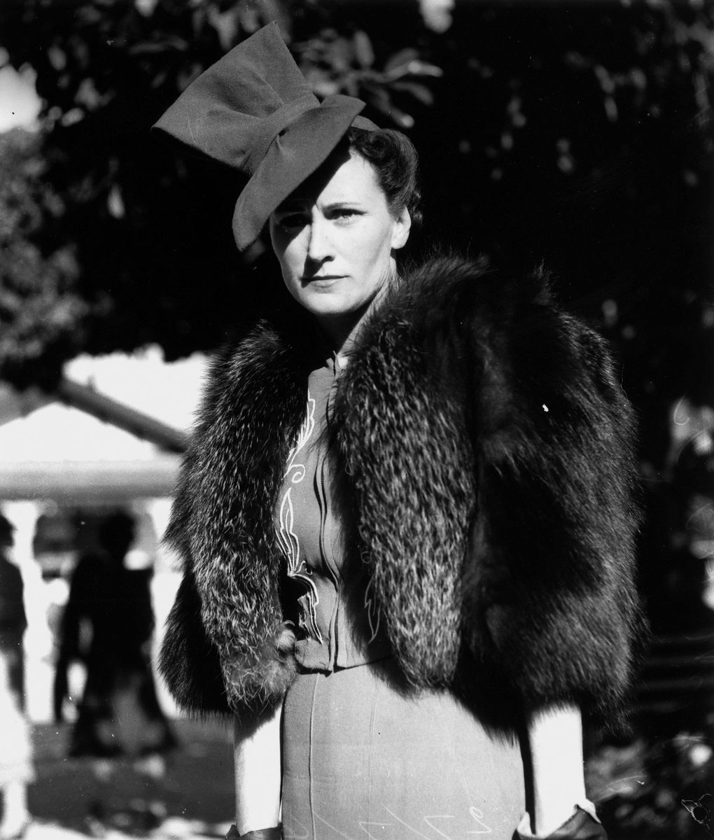 Mrs E.R. Crabb (Crabbe?) at Ascot Races in Brisbane, 1940