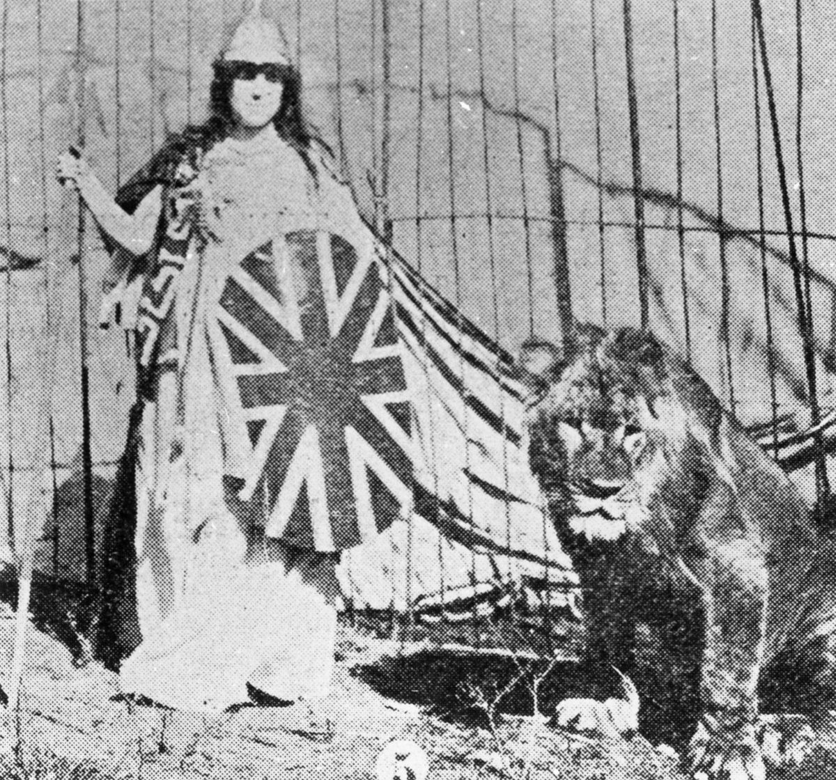 Costumed performer posing with a trained lion at Wirth's Circus in Brisbane, 1903