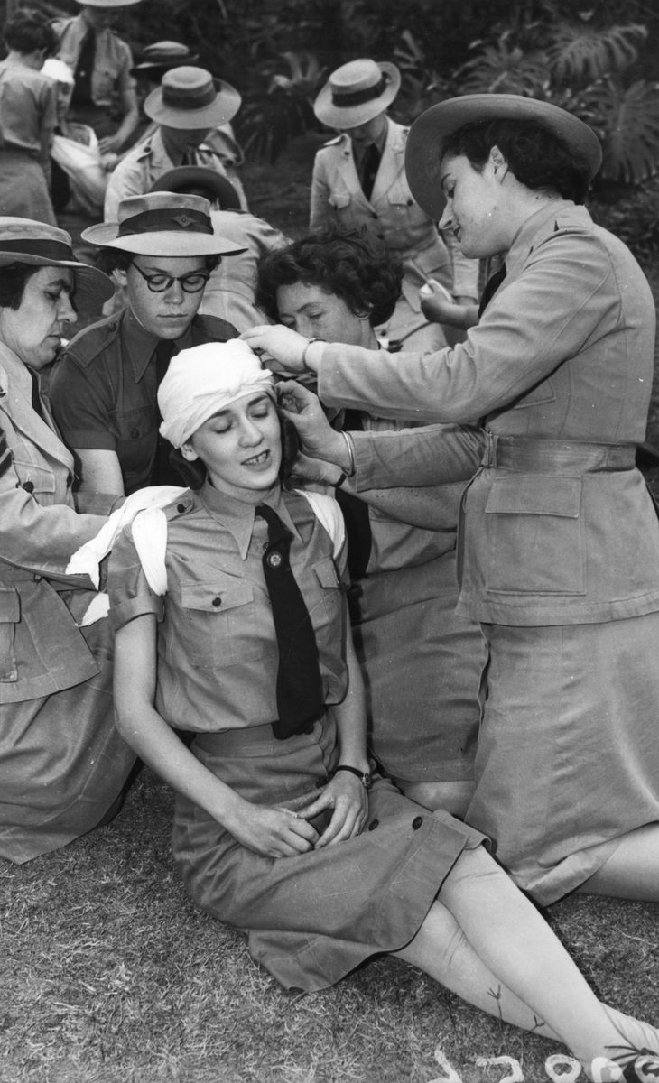 Women's Auxiliary Transport Service members attend a first aid training session, Bulimba, 1941