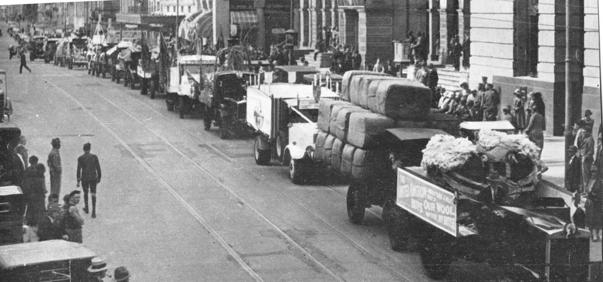 Procession floats travel through Brisbane on Empire Day, 1932