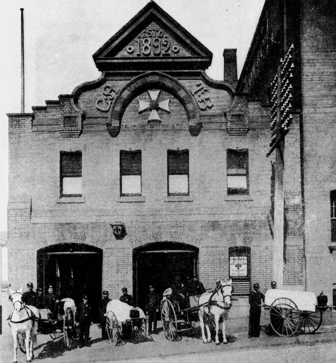 Queensland Ambulance Transport Brigade officers posing in front of their Head Office in Wharf Street, Brisbane, 1901