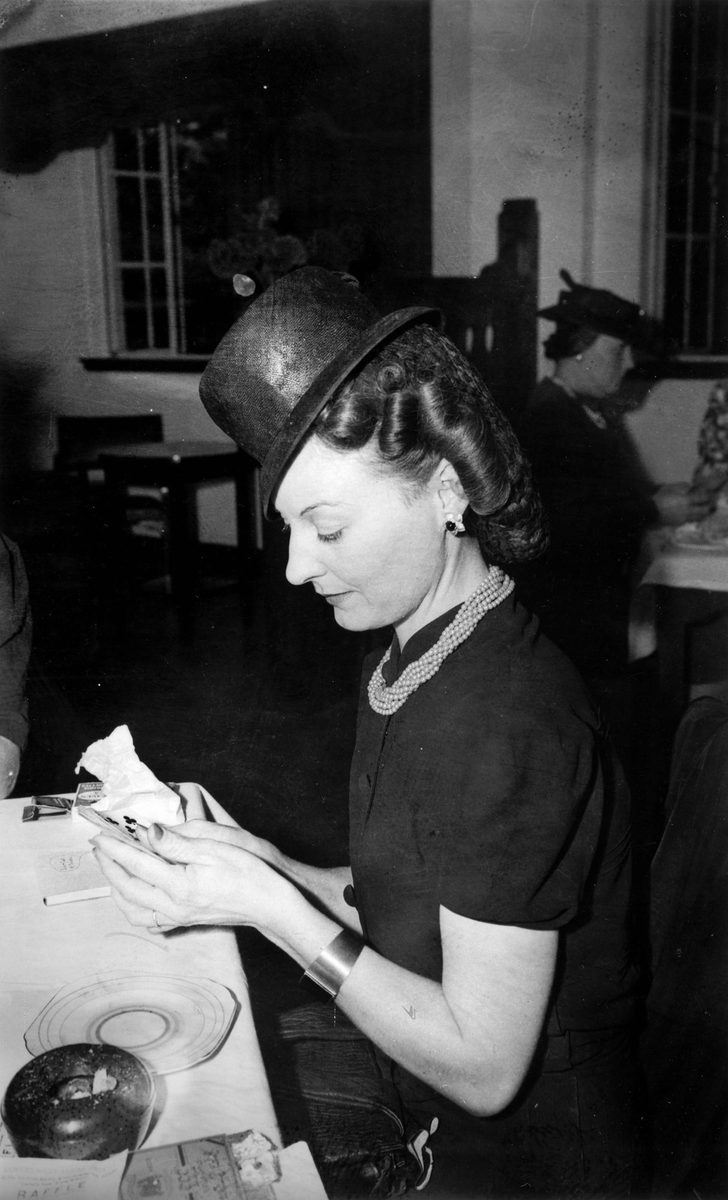 Playing cards at the Victoria Park Golf Associates' party, 1940