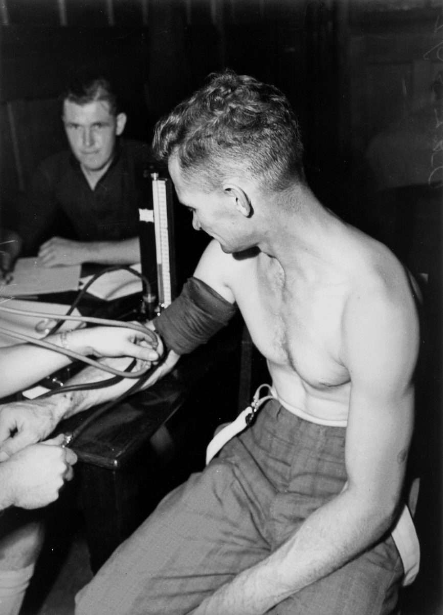 Medical tests for RAAF recruits, Brisbane, March 1940