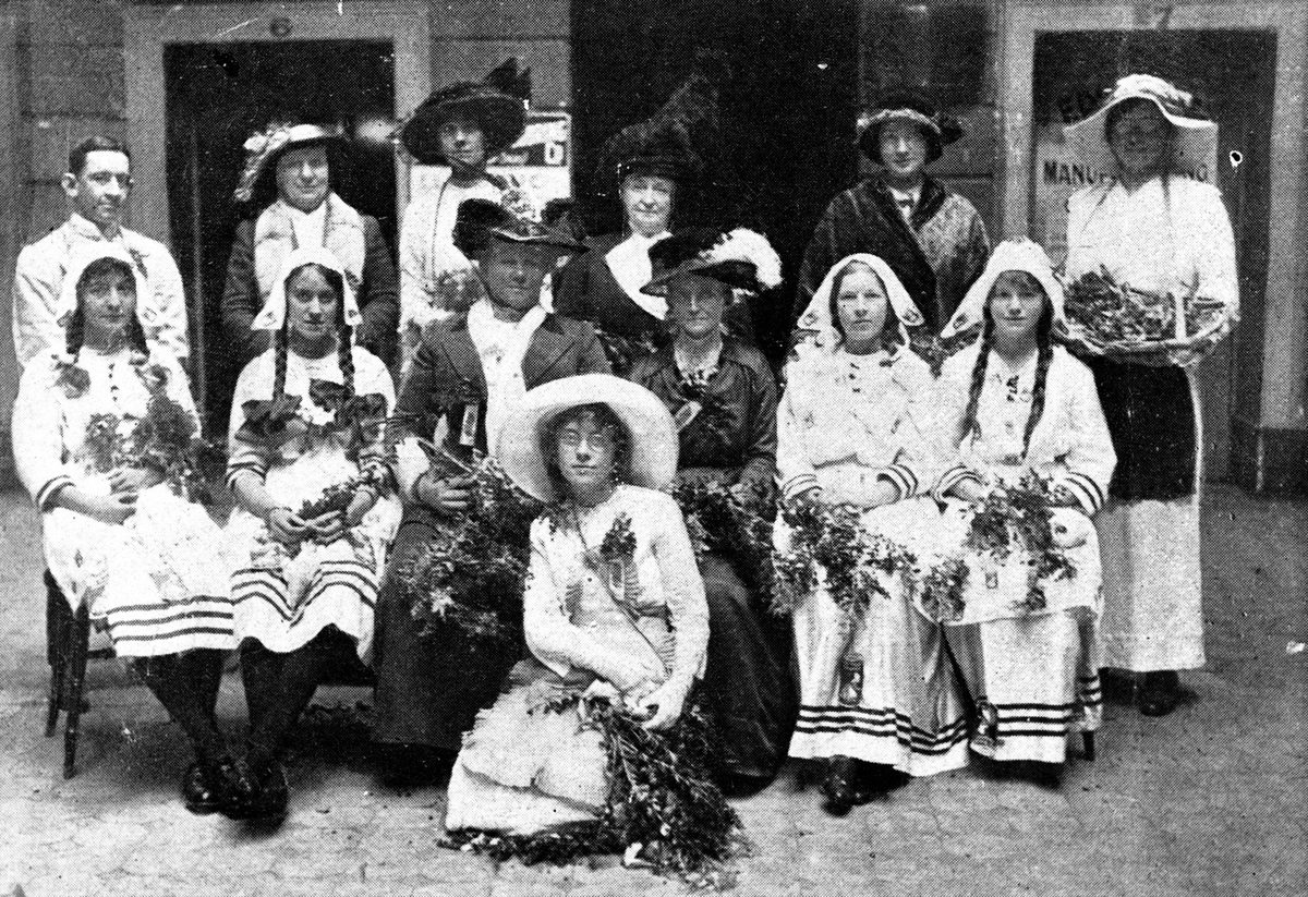 Daphne Mayo participating in Wattle Day celebrations in Brisbane, 1914