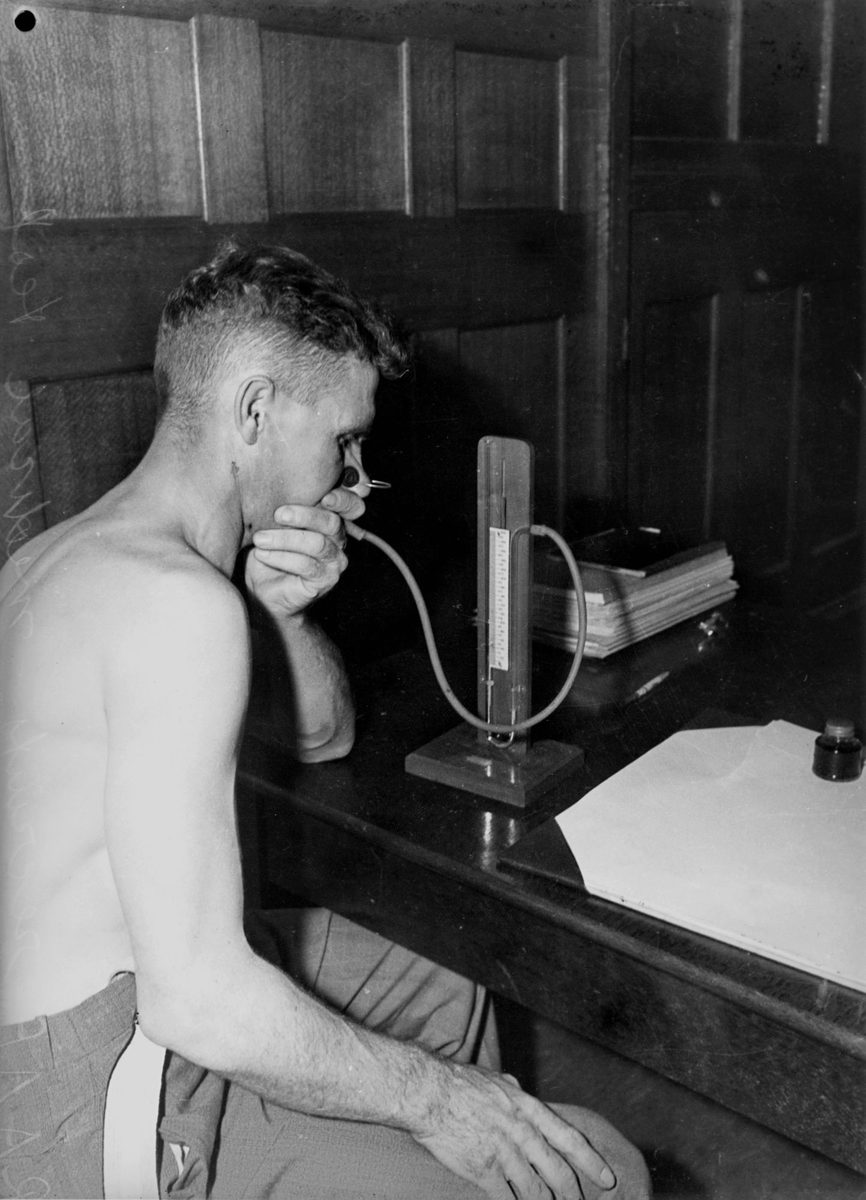 Medical tests for an RAAF recruit at the RAAF Security Office in Brisbane, 1940