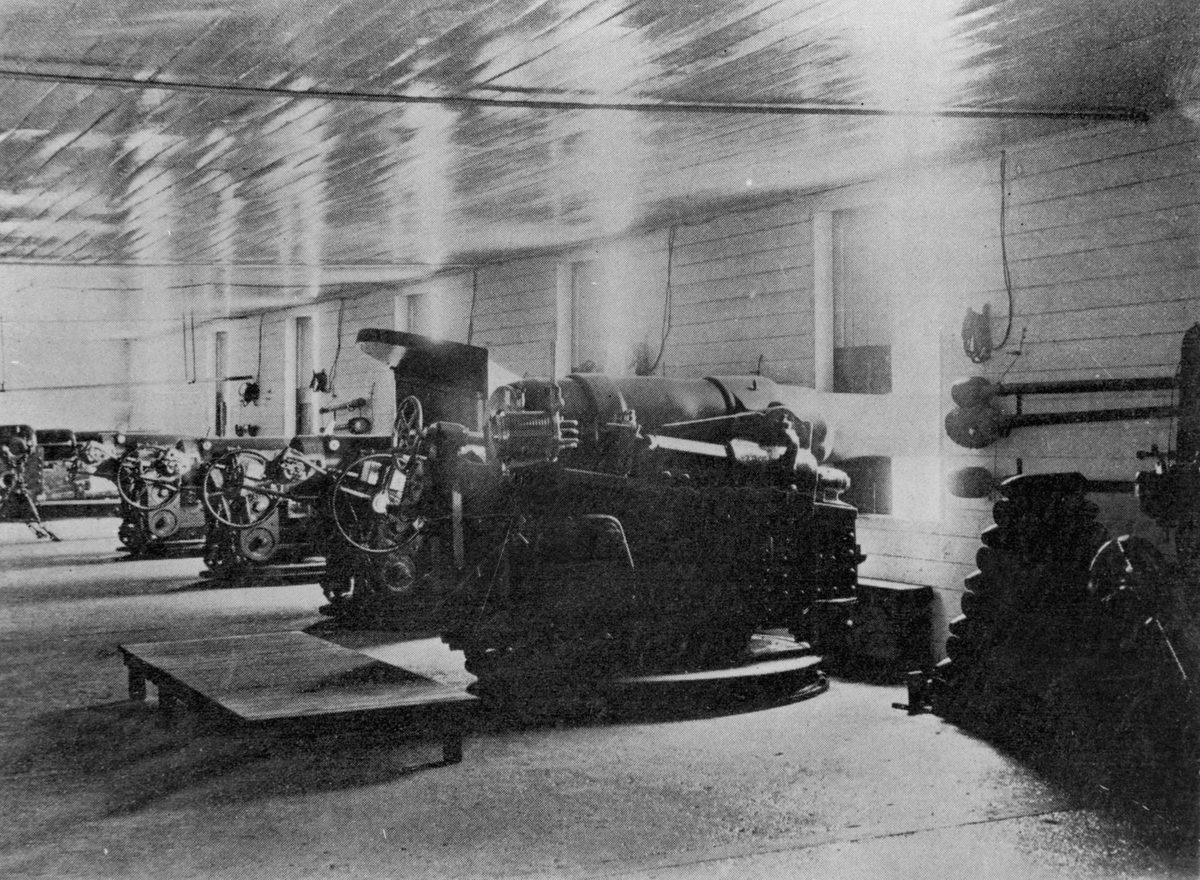 Large guns at Naval Stores, Brisbane, Queensland