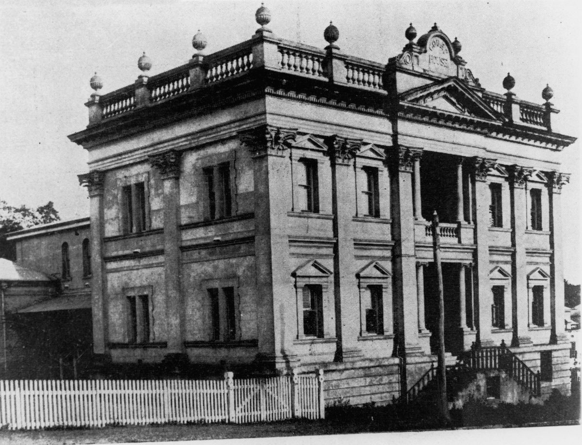 Crowds gather at the South Brisbane Court House in Colchester Street, 1900