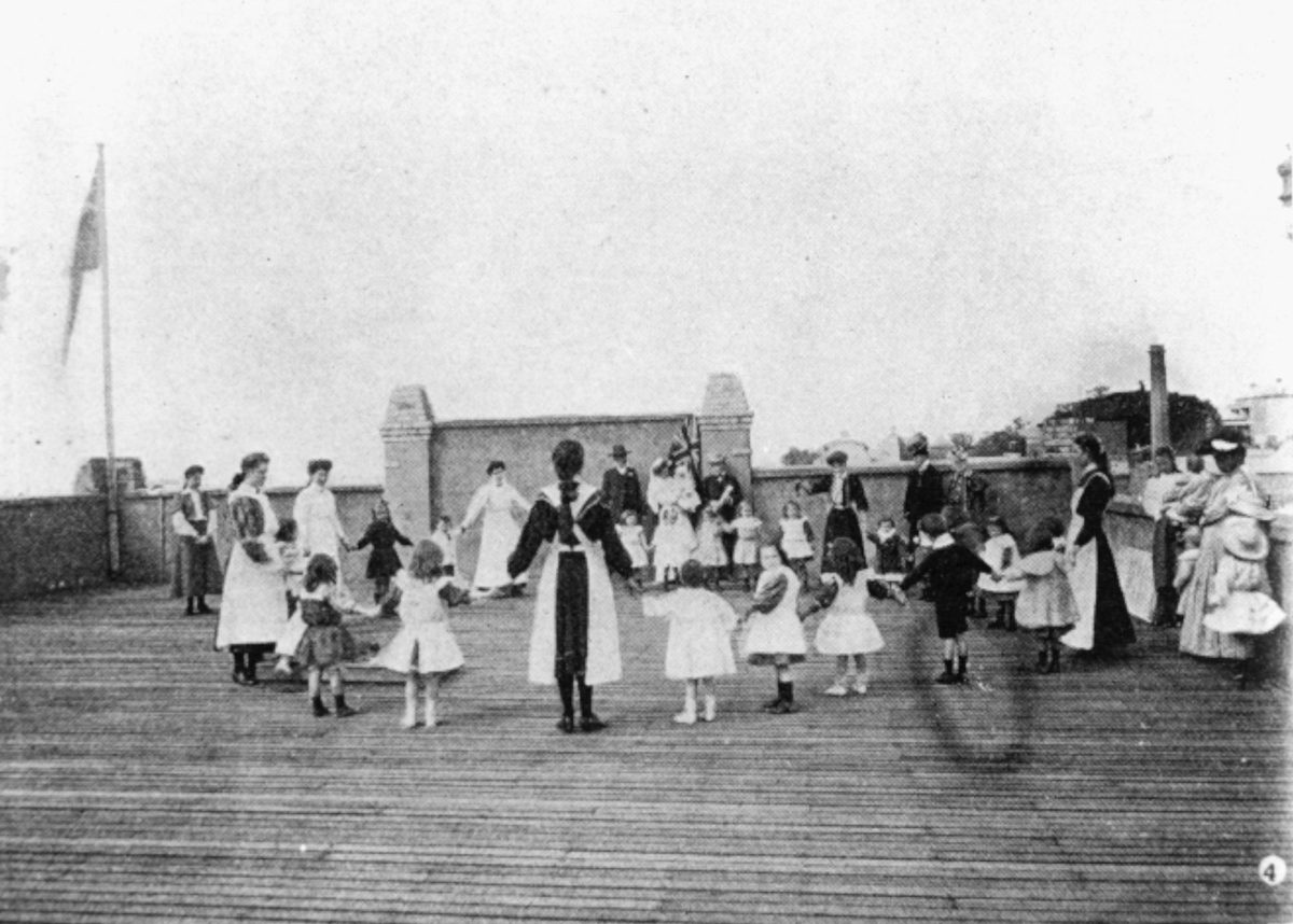 Children on the rooftop of the Brisbane Institute of Social Service, 1907