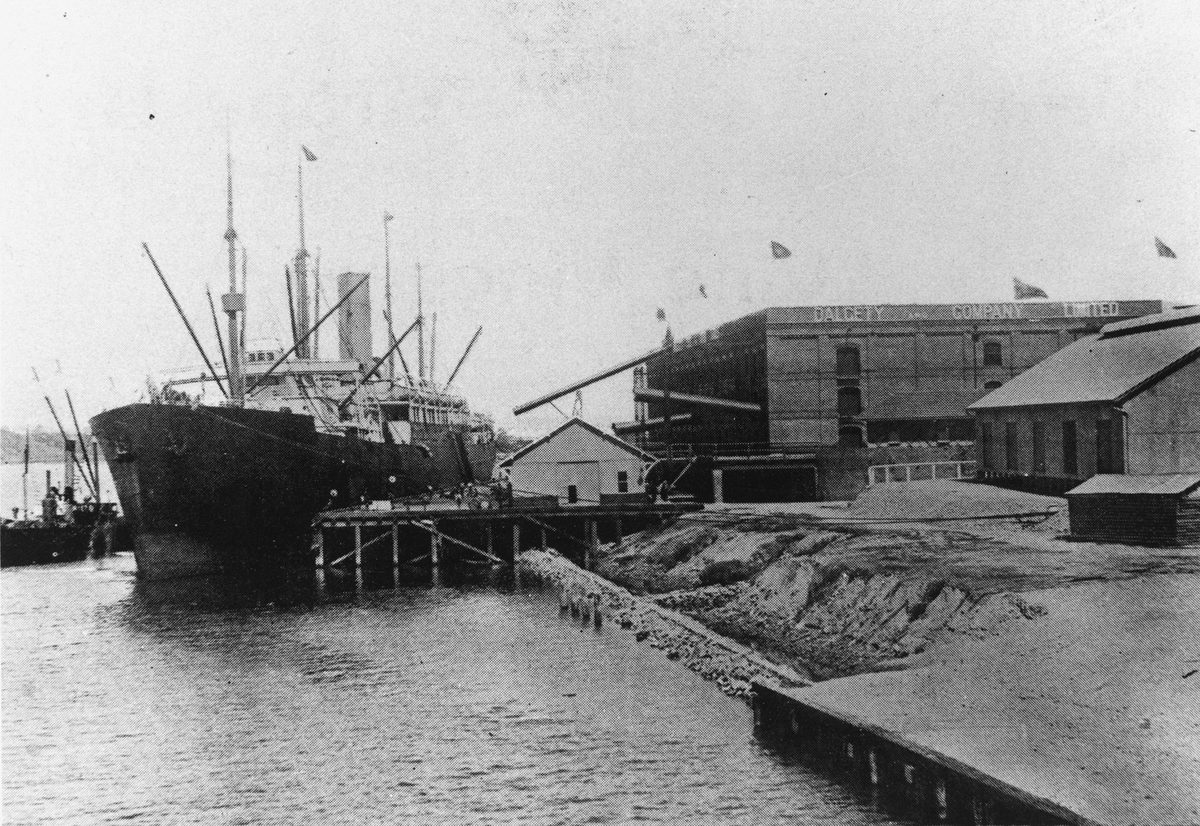 Cargo ship Pericles at Dalgety & Co's Wharf, New Farm, Brisbane, 1908