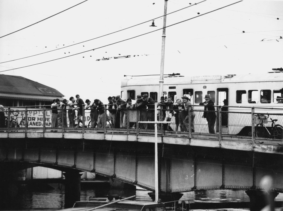 Fishing off the Breakfast Creek Bridge, Brisbane, 1949