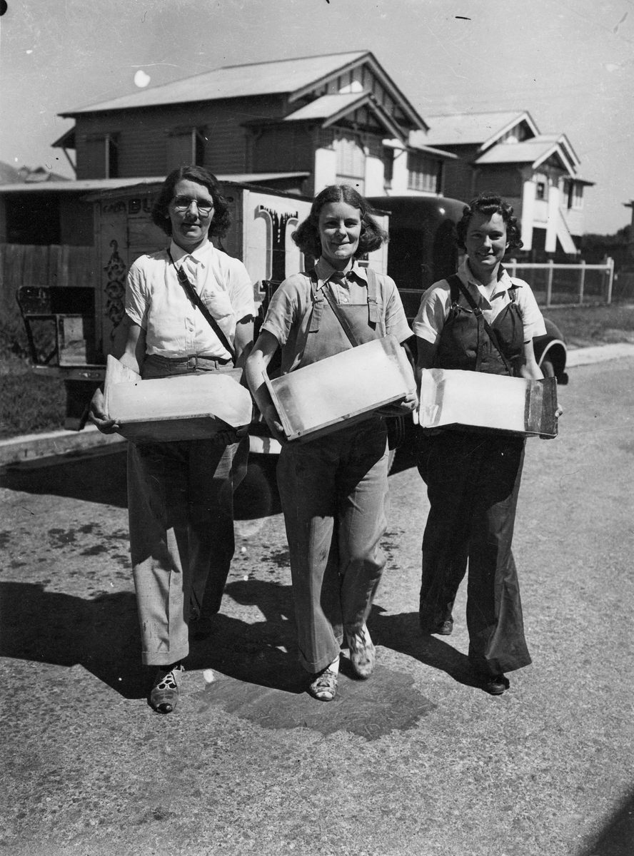 Women selling ice in the suburbs, Brisbane, 1942