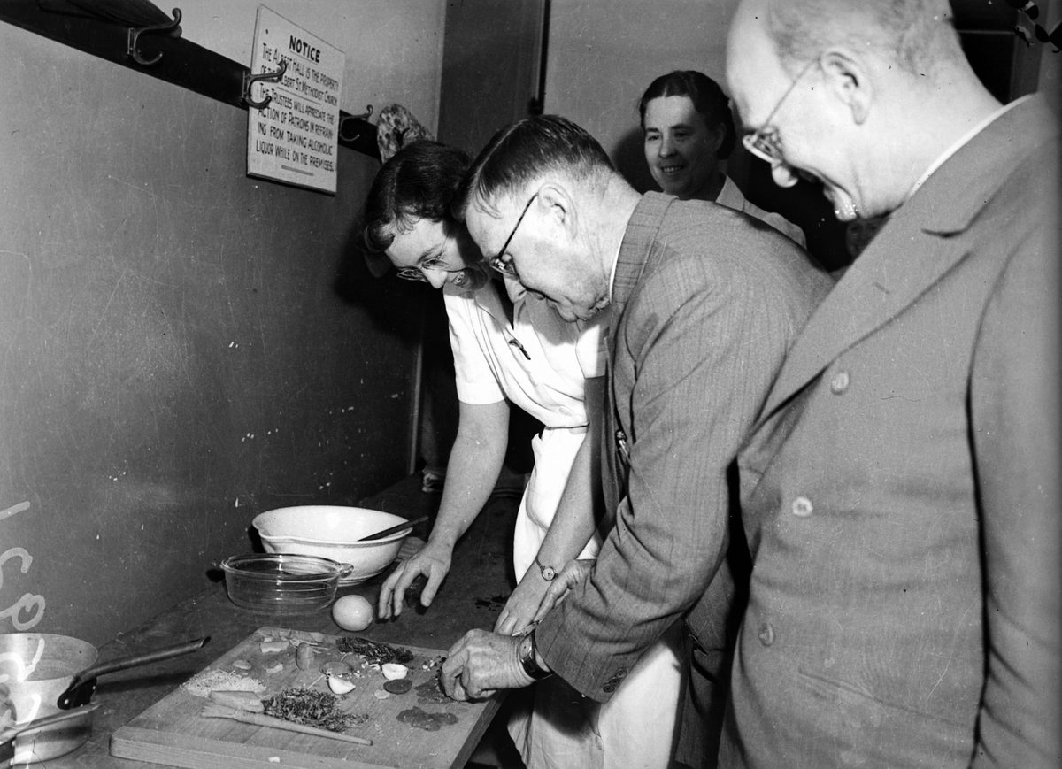 Cooking demonstration at Albert Hall, Brisbane, October 1942