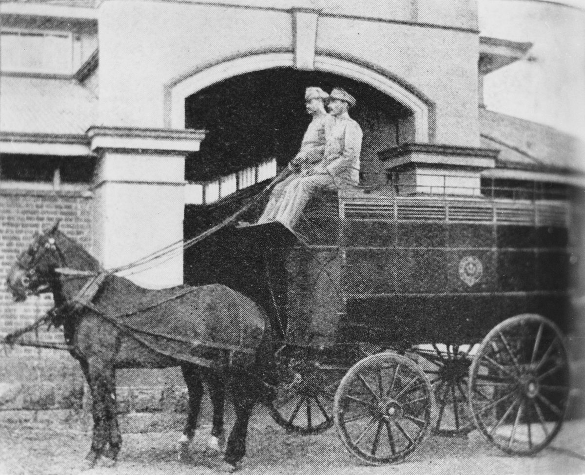 Prison van outside a gaol in Brisbane, 1907