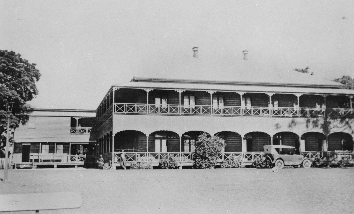 One motor vehicle is parked in front of the Redland Bay Hotel, Easter, 1924