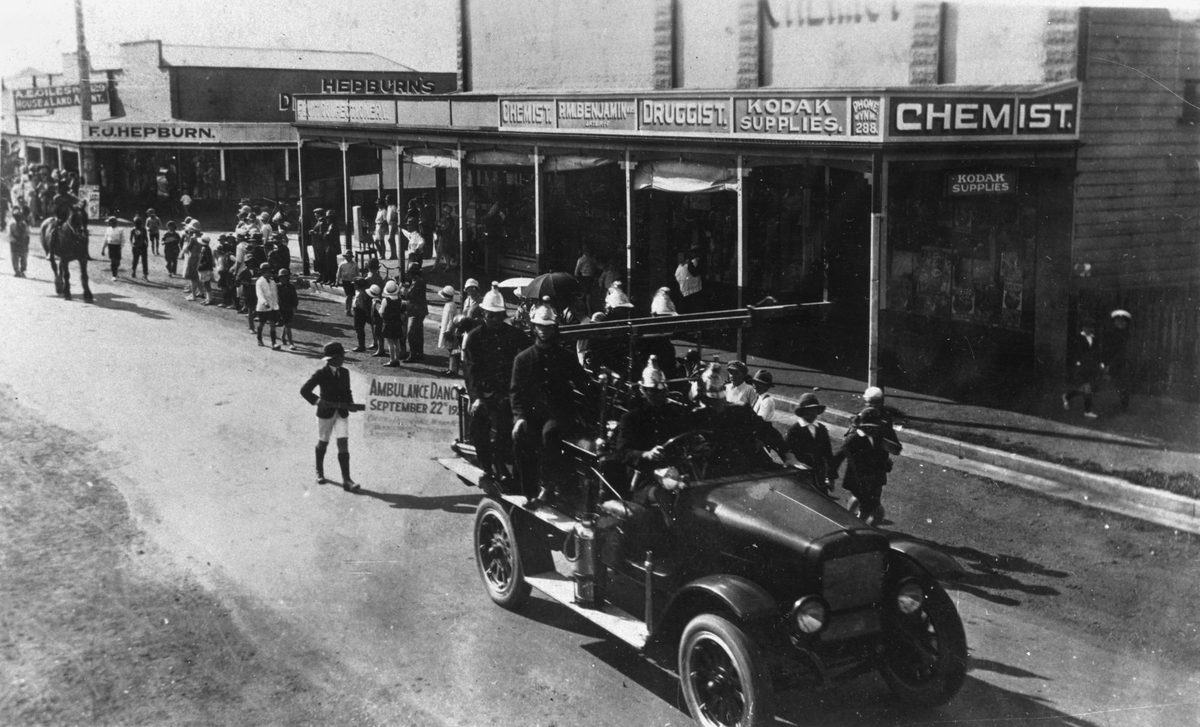 Street procession in Bay Terrace, Wynnum, 1923