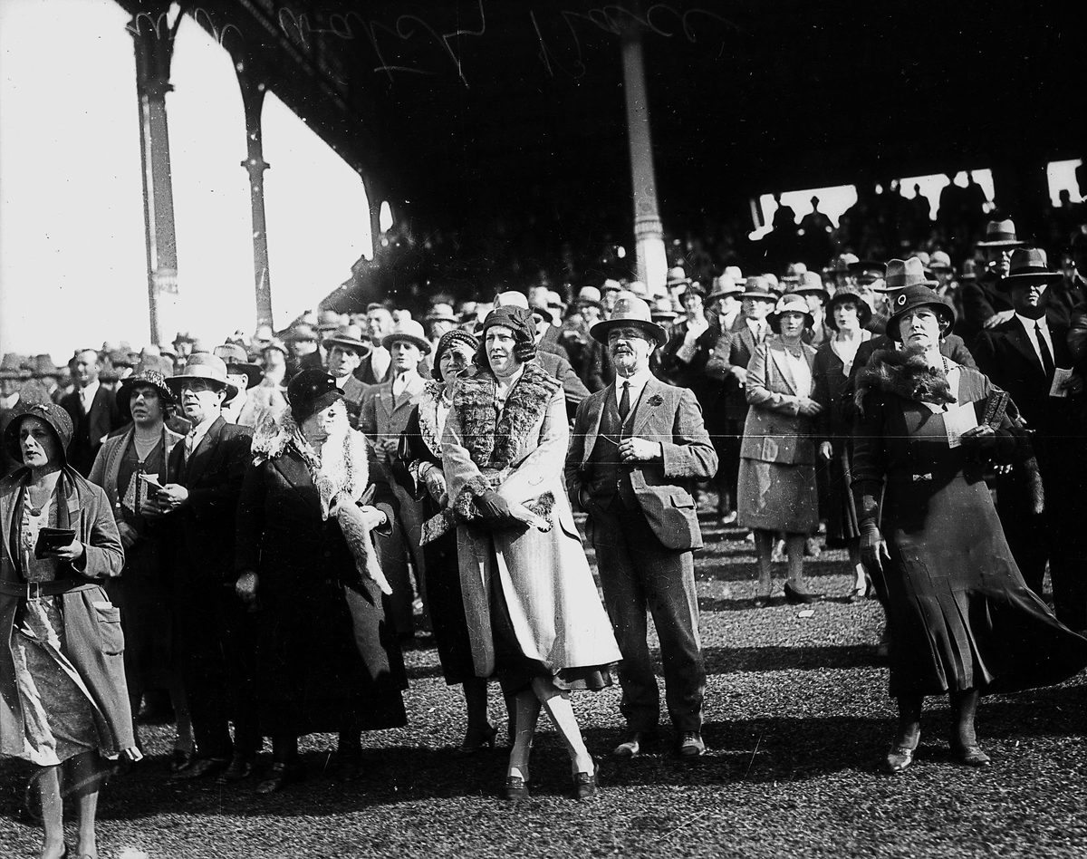 Crowd attending the races at Brisbane, 1932