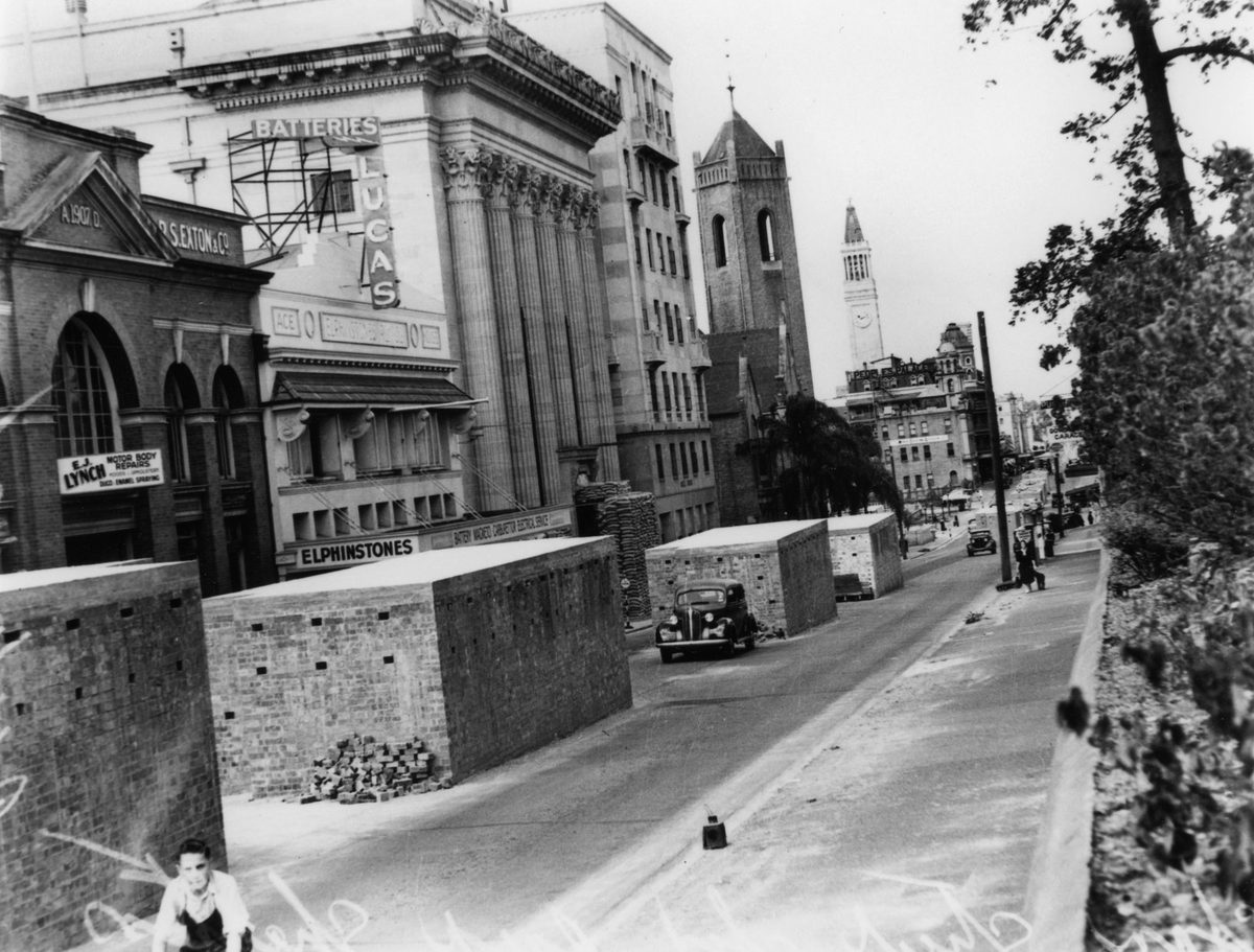Air raid shelters on Ann Street, Brisbane, 1942