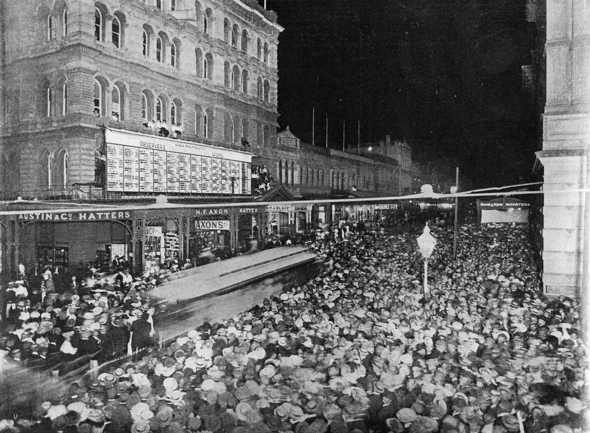 Crowd outside the Courier building on election night, 1907