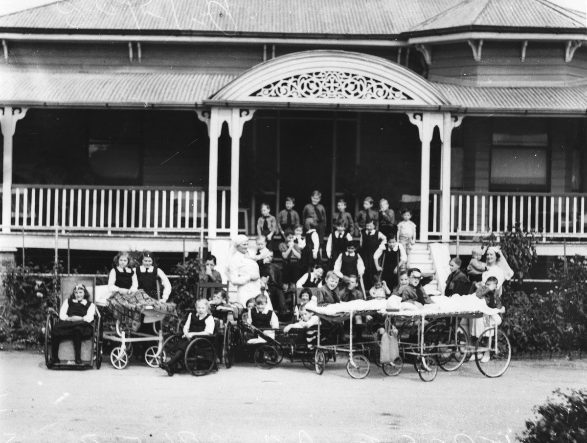 Children pictured outside the Montrose Home for Crippled Children, 1939