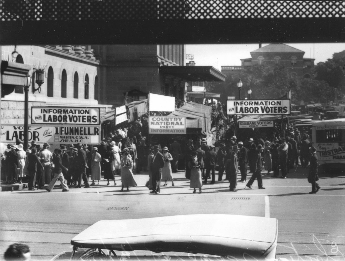 Election scene outside City Hall in Brisbane, 1935