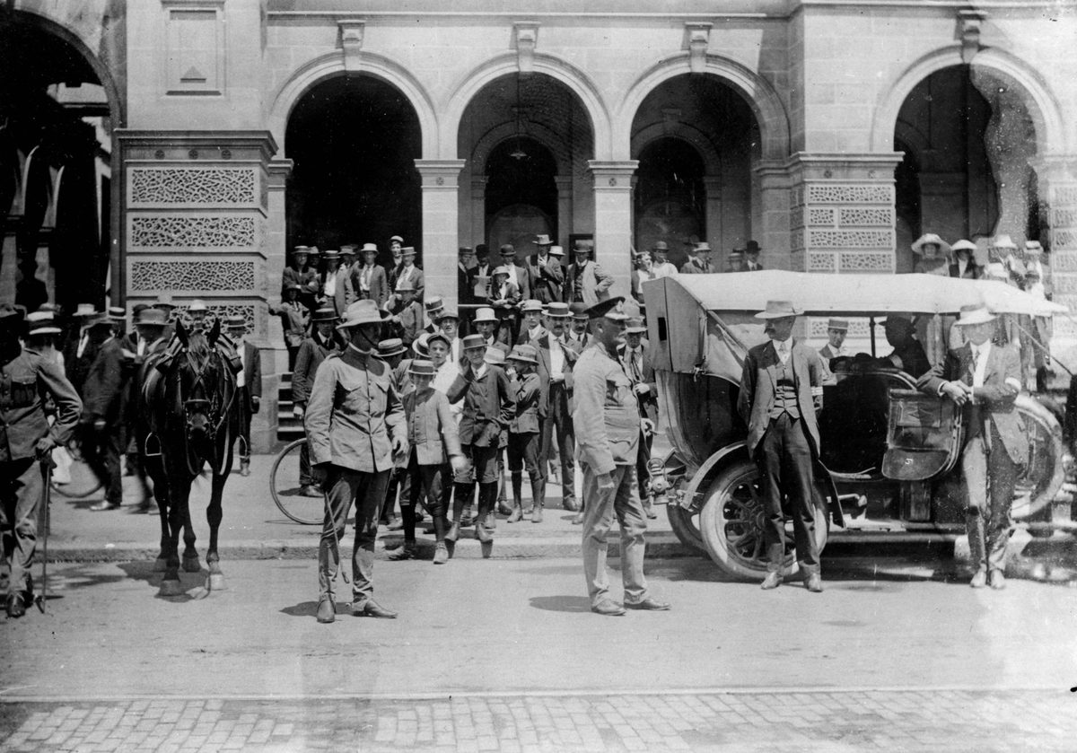 Police and bushmen on guard outside the Brisbane General Post Office during the 1912 General Strike