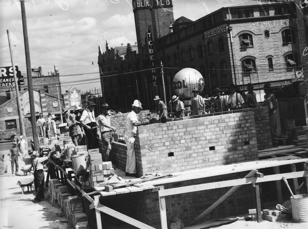 Workers constructing an air raid shelter in Brisbane,1942