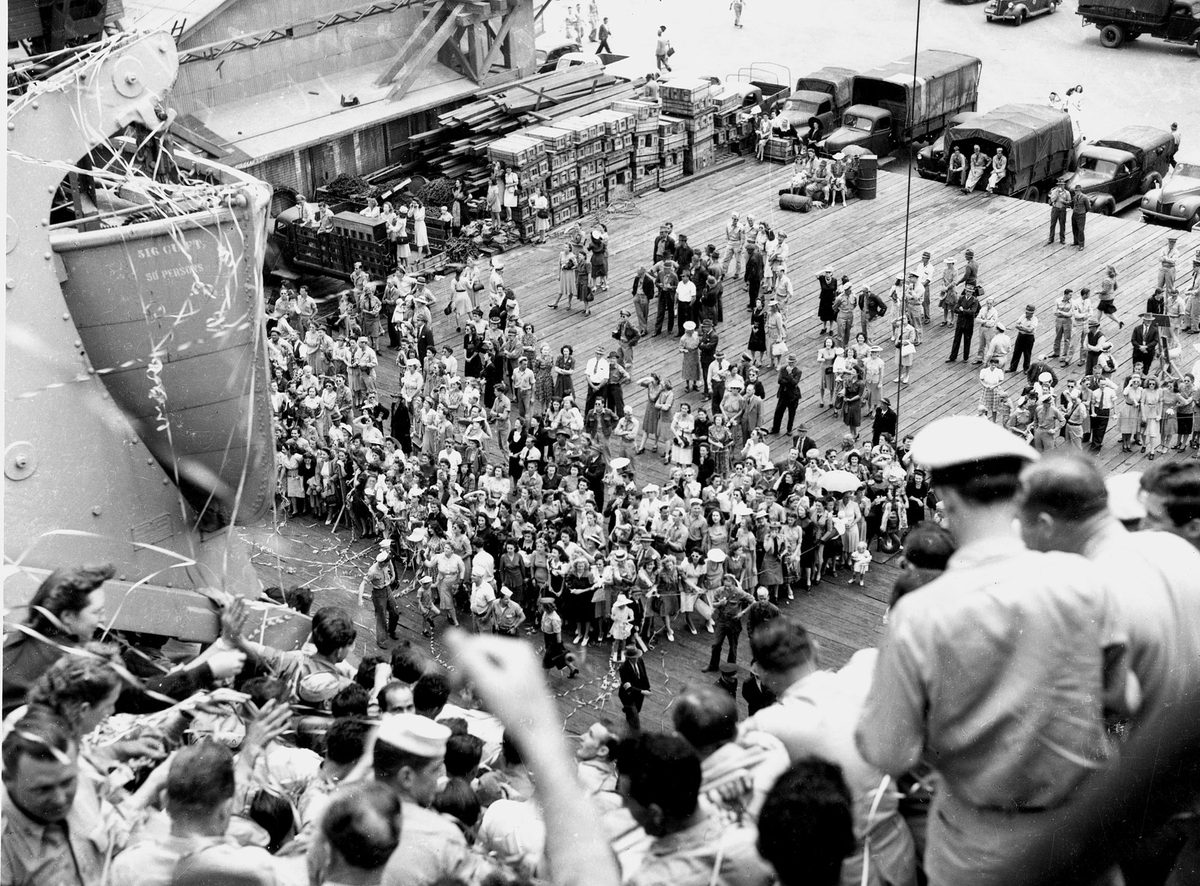 Crowd of mostly women farewelling American soldiers leaving on the Matsonia (ship) from Brett's Wharf in Brisbane, 1945