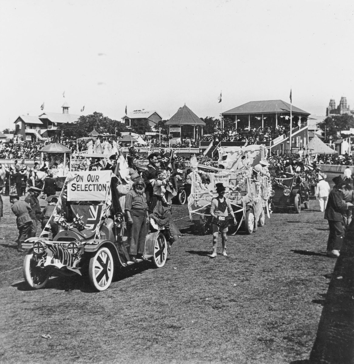 Patriotic Day procession at the Brisbane Exhibition Grounds, 1915