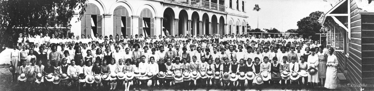 Students and staff of the Brisbane Girls Grammar School pose for a photograph, 1921