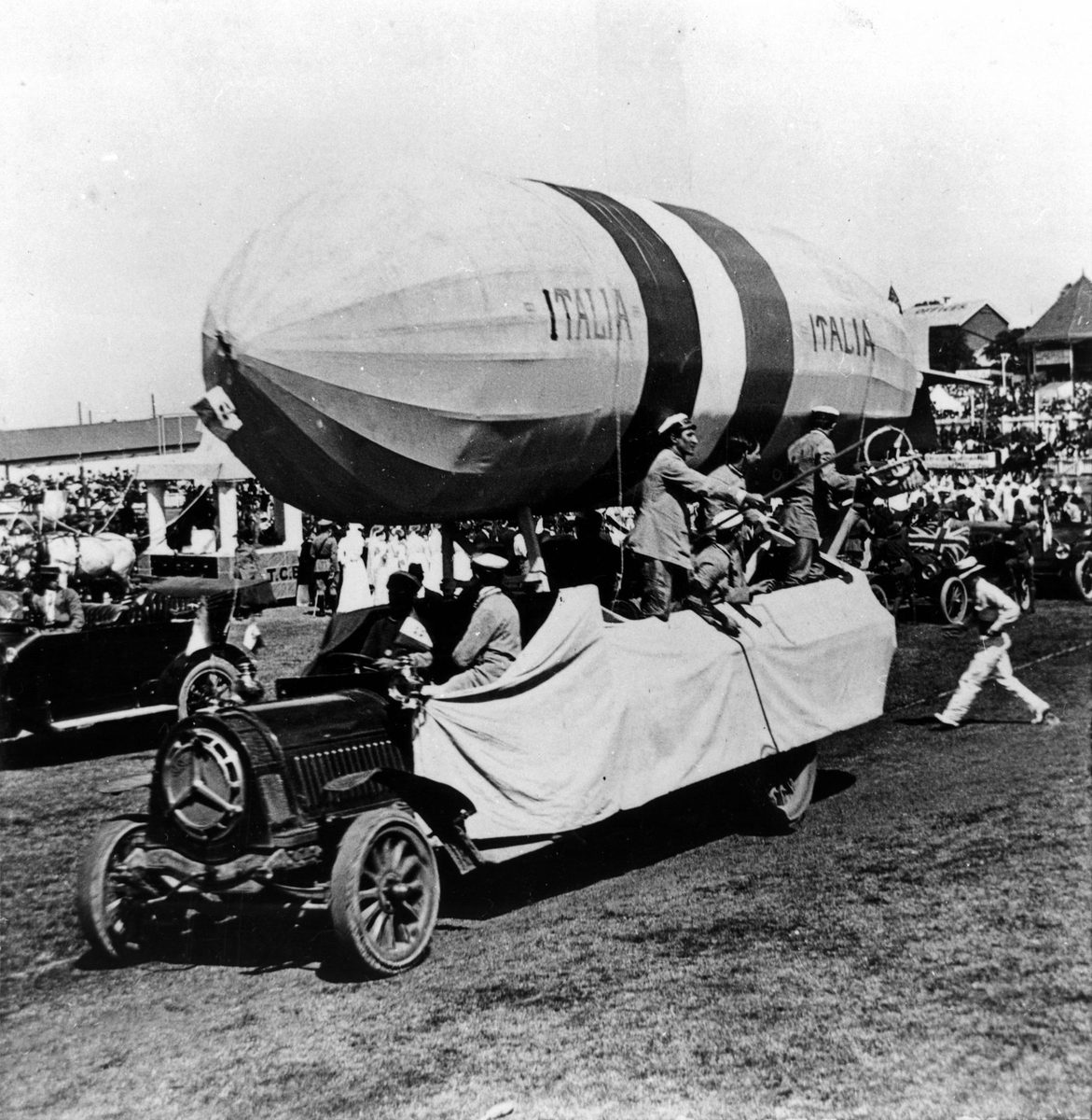 Italian airship being paraded on a De Dion truck, Patriotic Day, Brisbane, August 1915