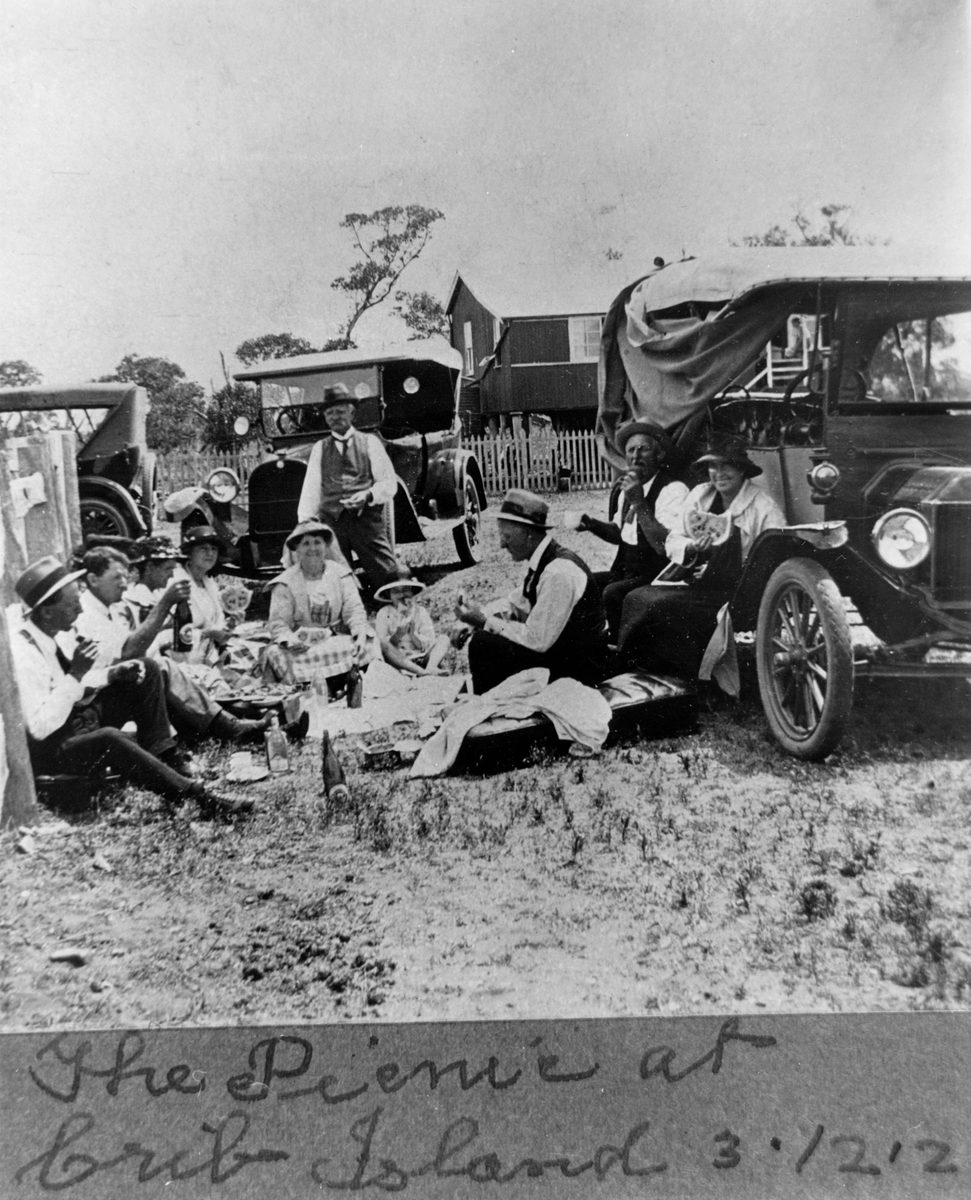 Family picnic at Cribb Island, Brisbane, Queensland, 1912