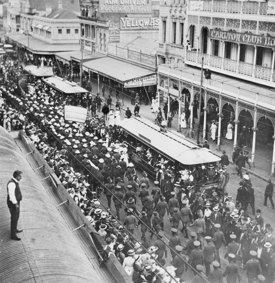 Dungarees marching along Queen Street, Brisbane, 1915