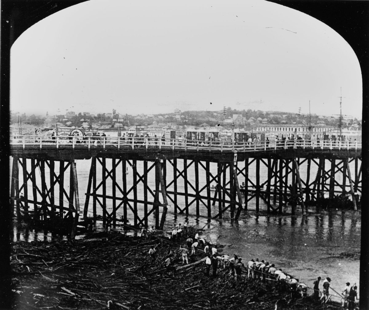 Men clearing debris under the Victoria Bridge during the 1896 Brisbane flood