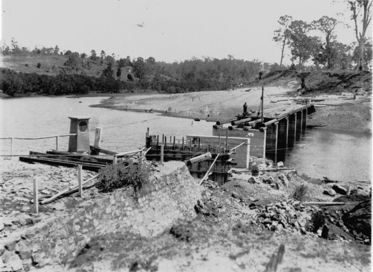 Rebuilding the Kholo Creek Bridge after flood damage, 1931