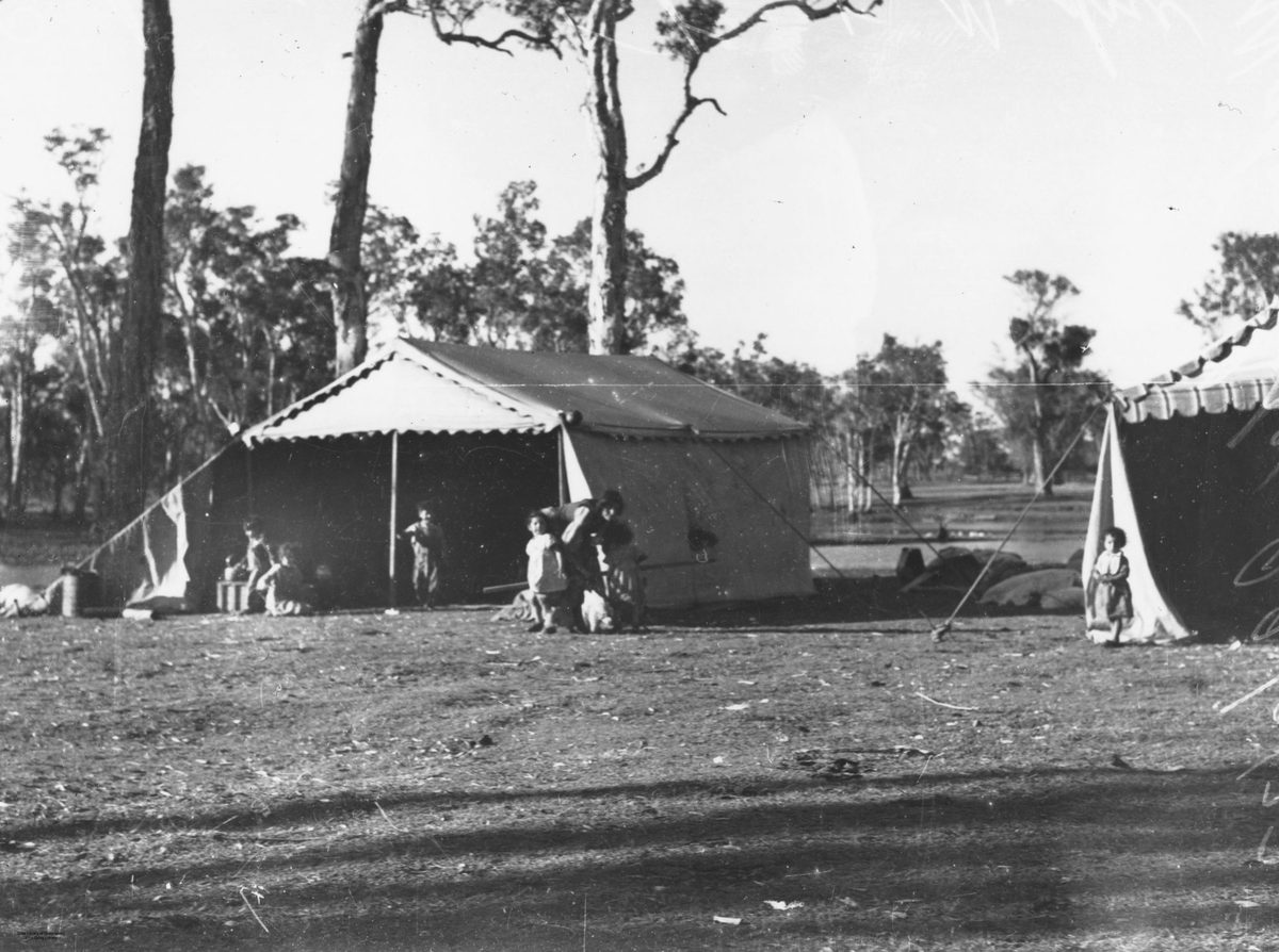 Family encampment at Nudgee Waterhole, 1937