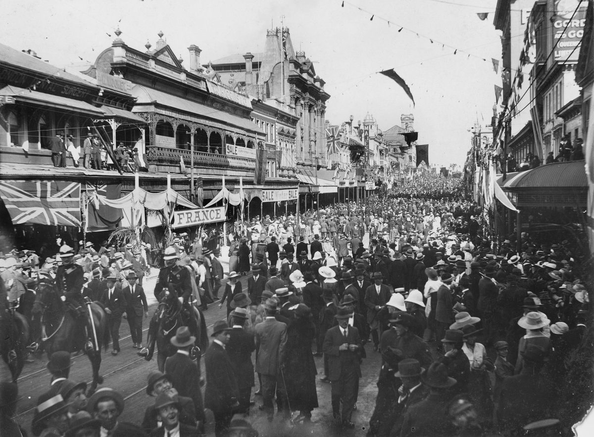 Crowd gathers for the Peace Day procession in Brisbane, 1919