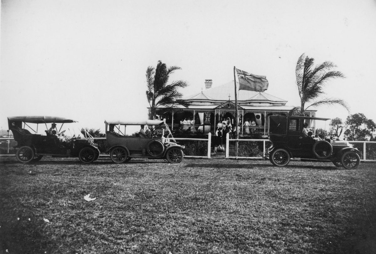Wedding party of August Henry Littman and Elizabeth Caroline Wellauer outside the bride's home at Fairfield, 1912