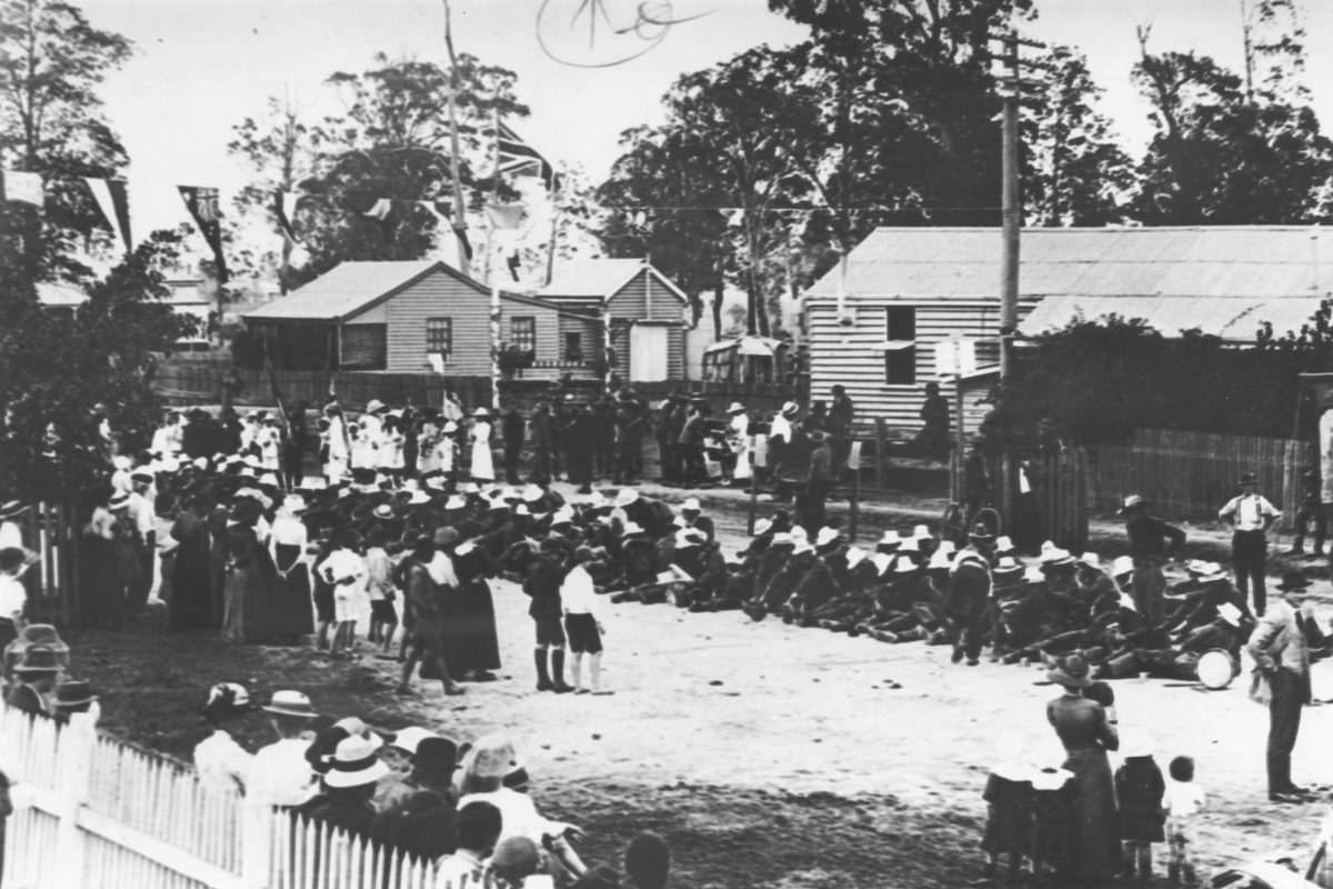 Dungarees resting during a march on Ipswich Road, Moorooka, 1915