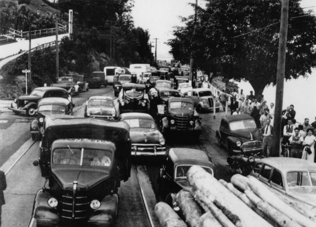 Traffic congestion on Kingsford Smith Drive at Hamilton, 1954