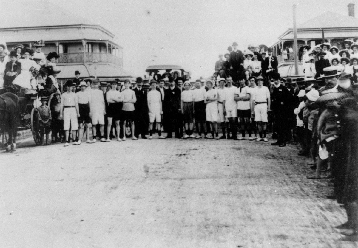Start of the first McDonnell & East foot race from East Brisbane to Tingalpa, 1909